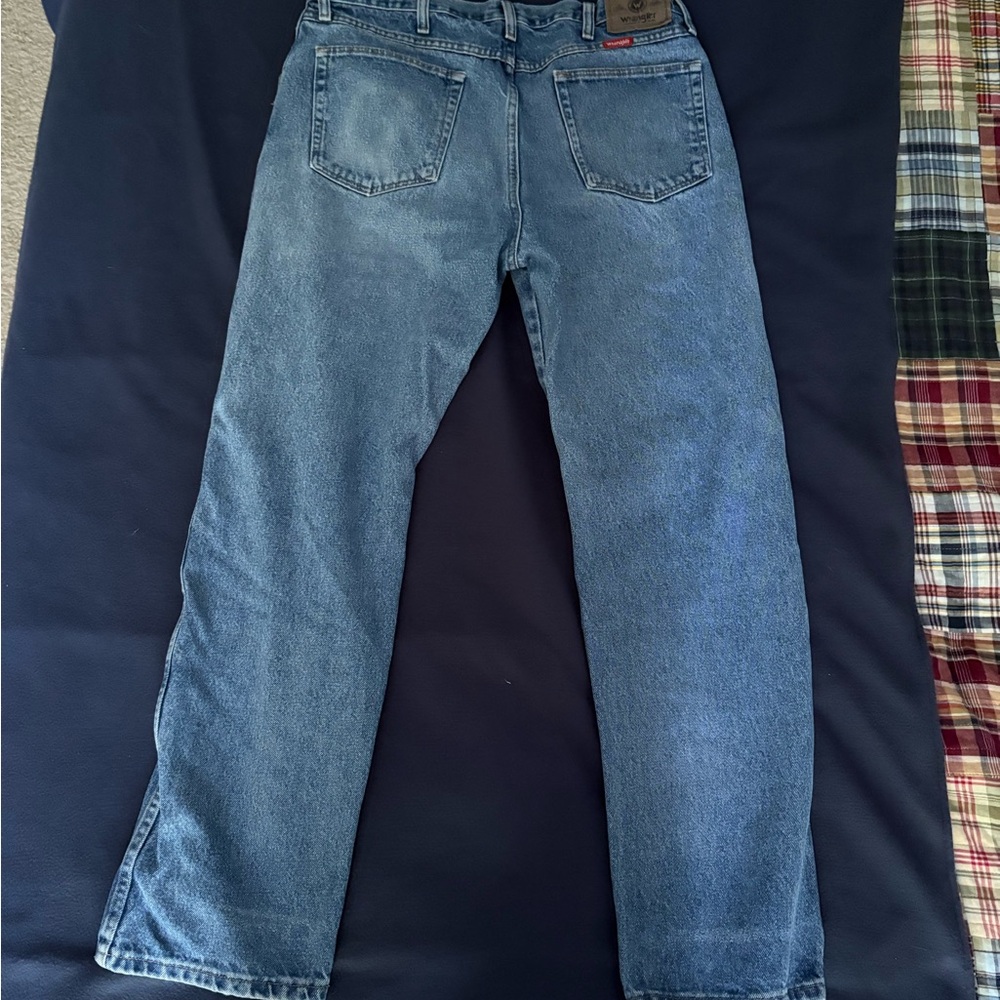 Wrangler Men's Relaxed Fit Light Blue Jeans - Picture 3 of 3